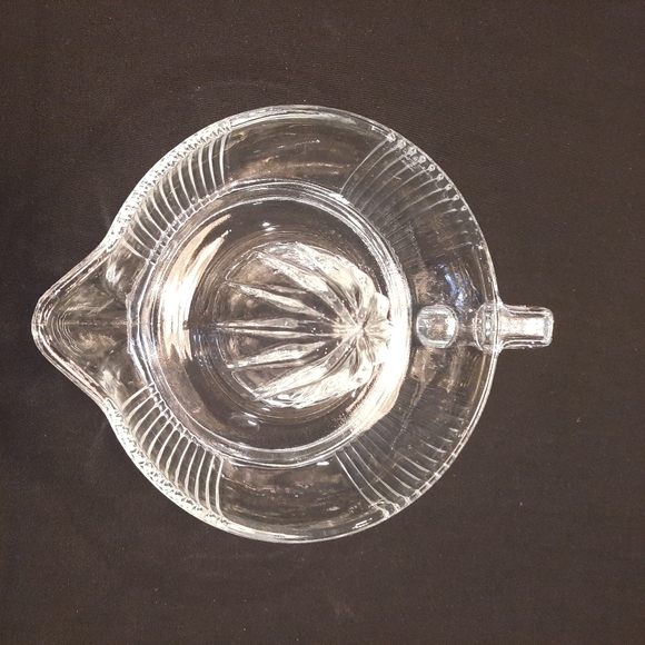 Clear Footed Handled Glass Juicer Reamer with Vertical Lines Design - Picture 4 of 7